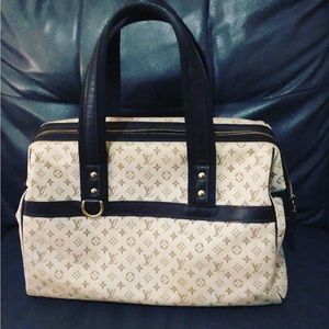 louis vuitton clean inside no stain outstanding has small stain on the side